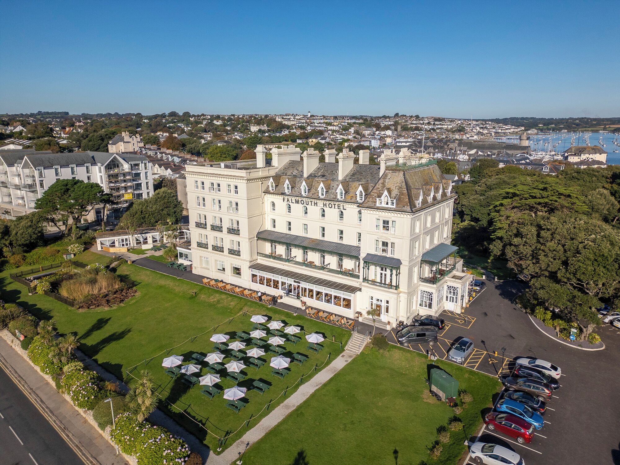 Een groot, historisch hotel met een centrale binnenplaats en een terras.
