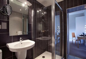 Superior Double Room, Sea View | Bathroom | Combined shower/tub, free toiletries, hair dryer, towels - The Falmouth Hotel (Falmouth)