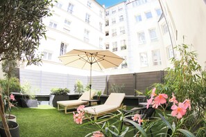 Superior-huone, terassi | Ylelliset vuodevaatteet, tallelokero huoneessa