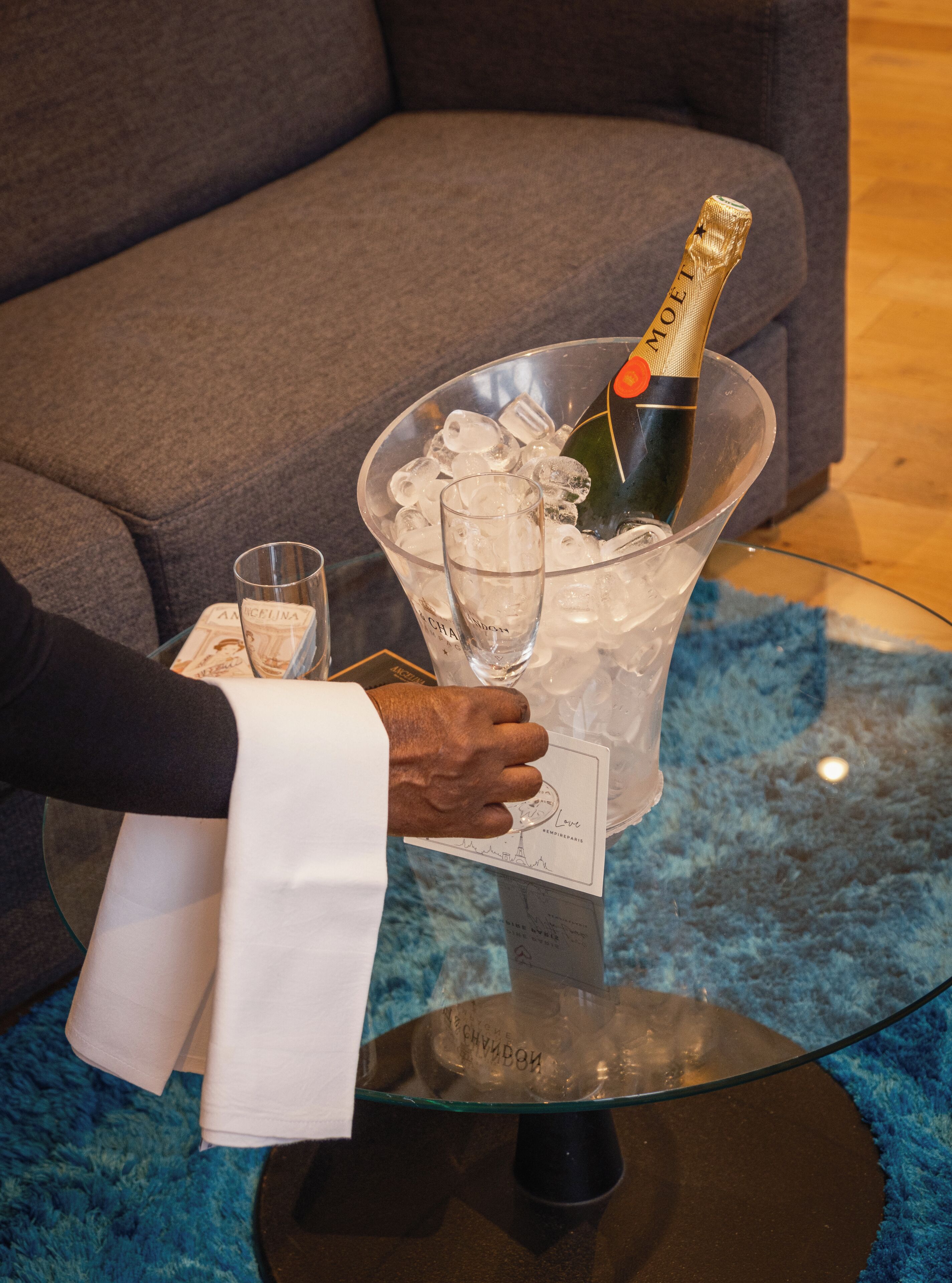 executive suite, jetted tub | in-room dining