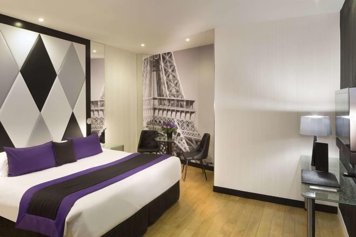 Premium bedding, in-room safe, desk, laptop workspace