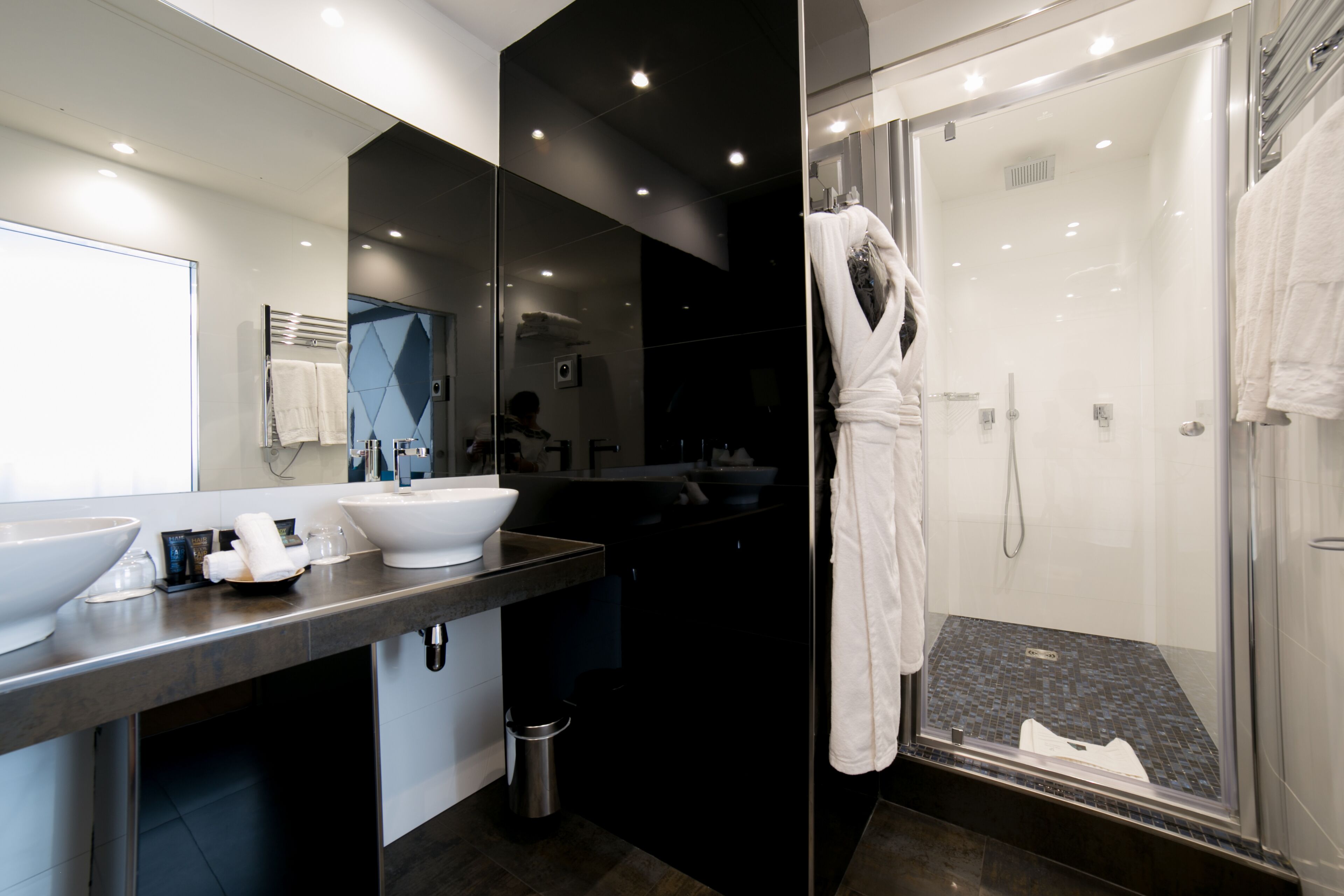 suite bonaparte | bathroom | free toiletries, hair dryer, bathrobes, slippers