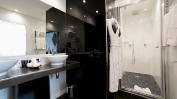 Suite Bonaparte | Bathroom | Free toiletries, hair dryer, bathrobes, slippers