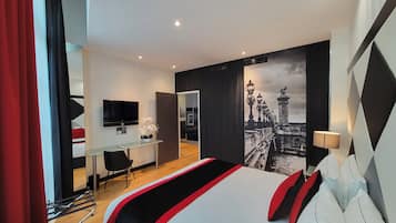 Una habitación de hotel moderna con una cama, un escritorio, un televisor y un gran mural con vistas a la ciudad.