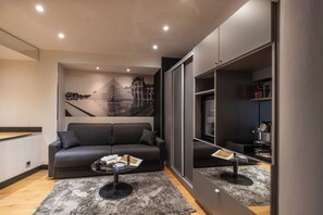 Ylelliset vuodevaatteet, tallelokero huoneessa