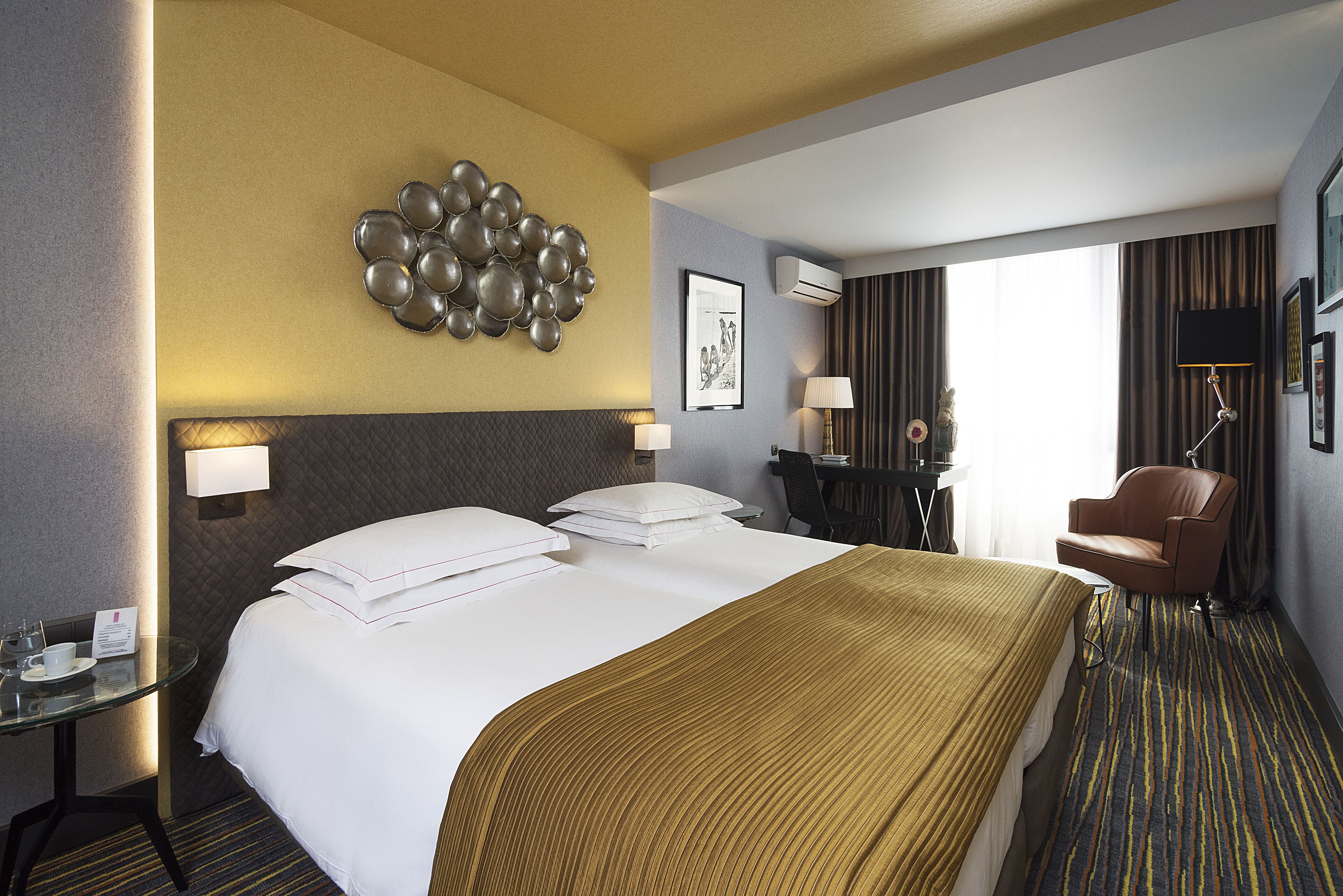 Ropa de cama hipoalergénica, caja fuerte, cortinas opacas