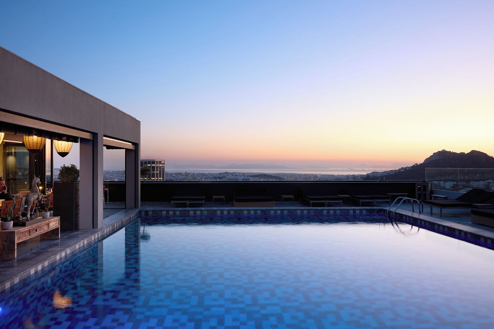 Kolam renang outdoor musiman, dengan payung kolam renang