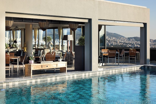 2 restaurantes, se sirven comidas, cenas y cocina mediterránea