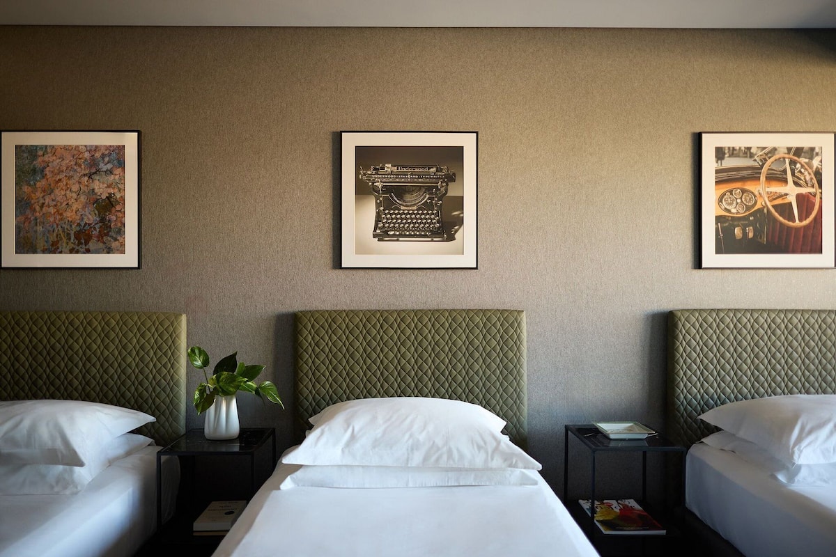 Ropa de cama hipoalergénica y caja de seguridad en la habitación