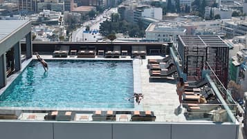 Kauden mukainen ulkouima-allas avoinna 10.00–19.30, aurinkovarjoja