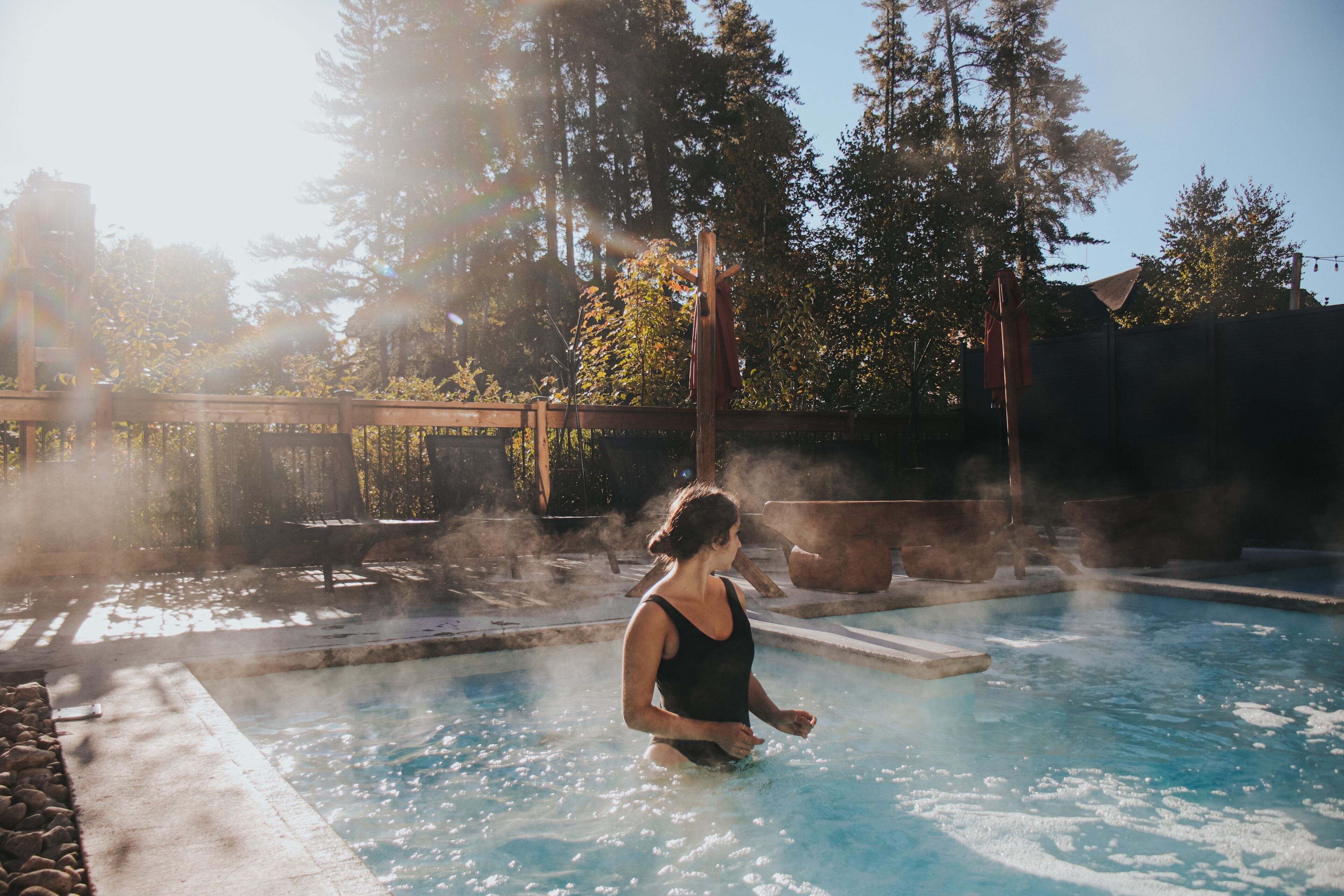 Piscine intérieure, piscine extérieure, 9 h à 22 h, parasols