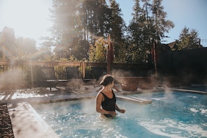 Indoor pool, outdoor pool, open 9:00 AM to 10:00 PM, pool umbrellas - Auberge du Lac Taureau (Saint-Michel-des-Saints)
