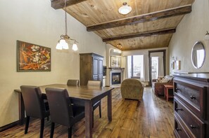 Condo royal | Living area