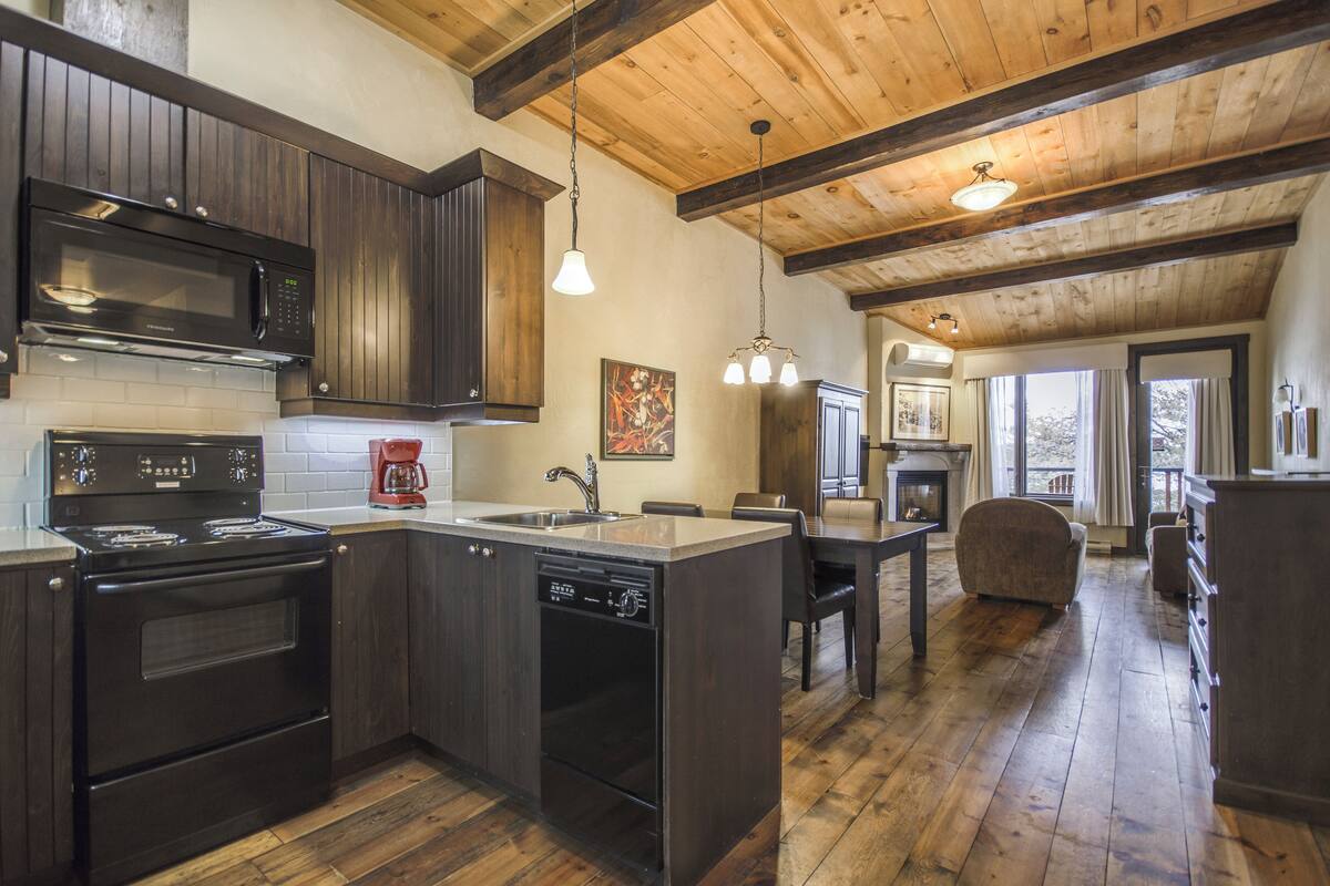 condo royal | private kitchen | mini-fridge, microwave, espresso maker, coffee/tea maker