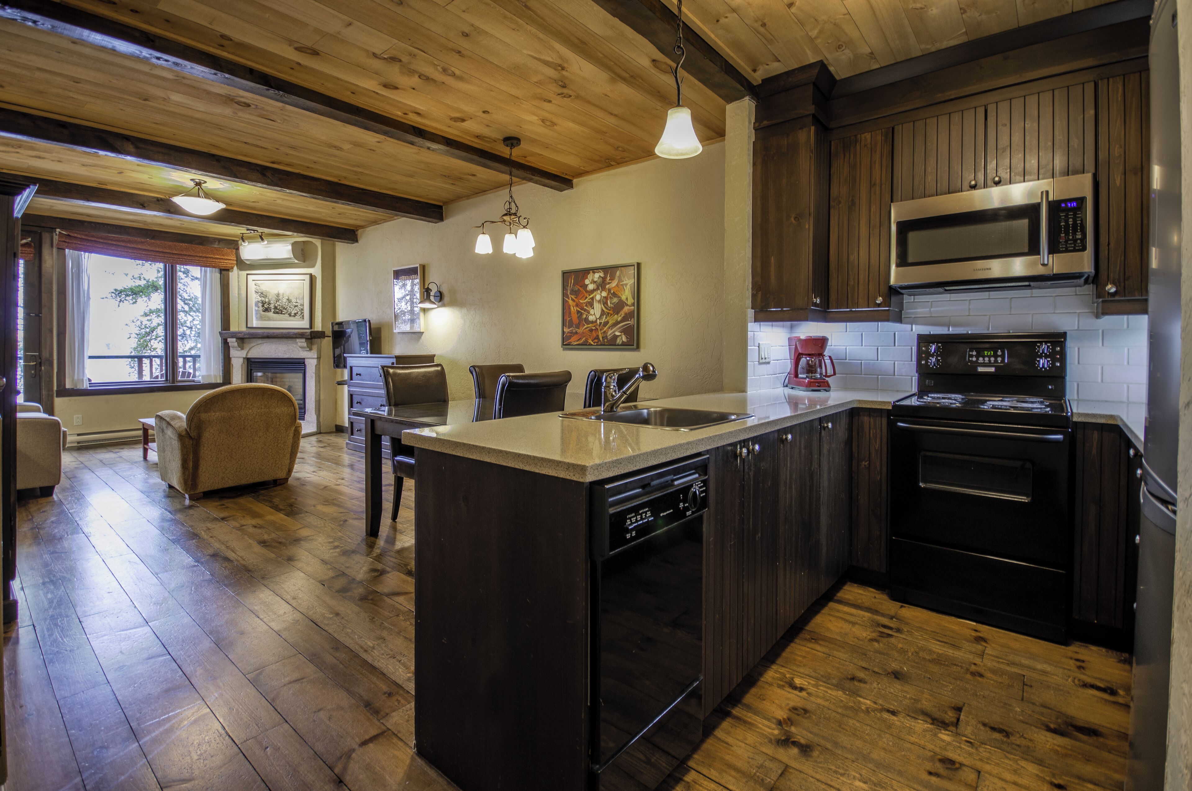 condo grand classique | private kitchen | mini-fridge, microwave, espresso maker, coffee/tea maker