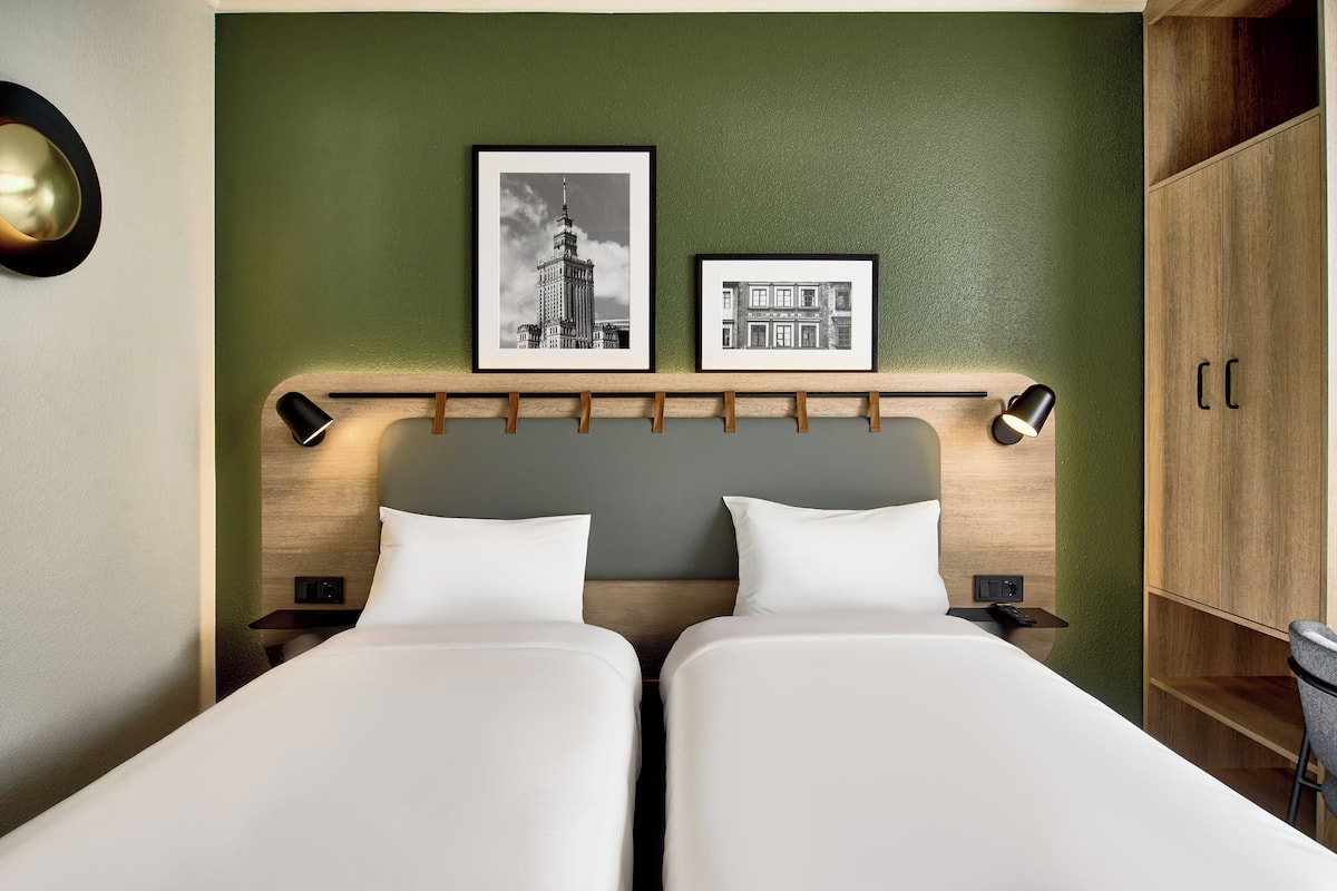 Cortinas blackout, wifi gratis y ropa de cama