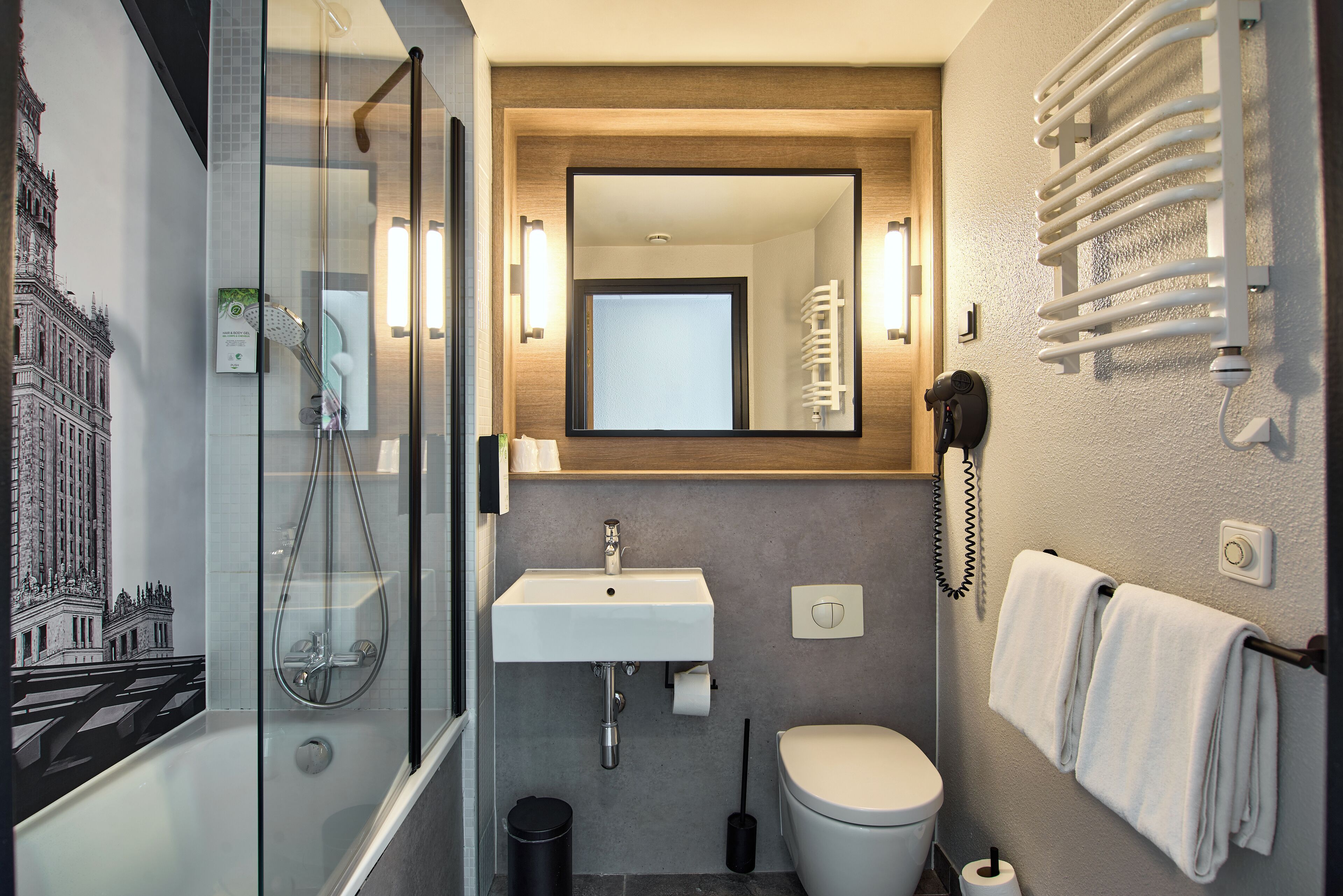 Combined shower/tub, designer toiletries, hair dryer, towels