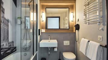 Duschwanne, Designer-Toilettenartikel, Haartrockner, Handtücher