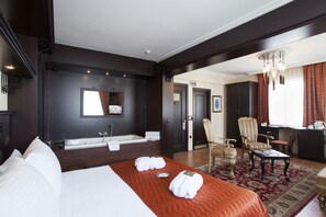 Premium Sultan Junior Suite | 고급 침구, 미니바, 객실 내 금고, 책상