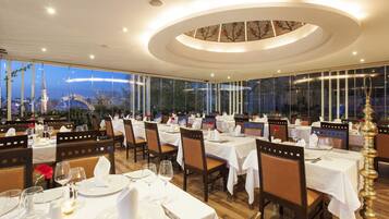 Café da manhã com buffet grátis todos os dias