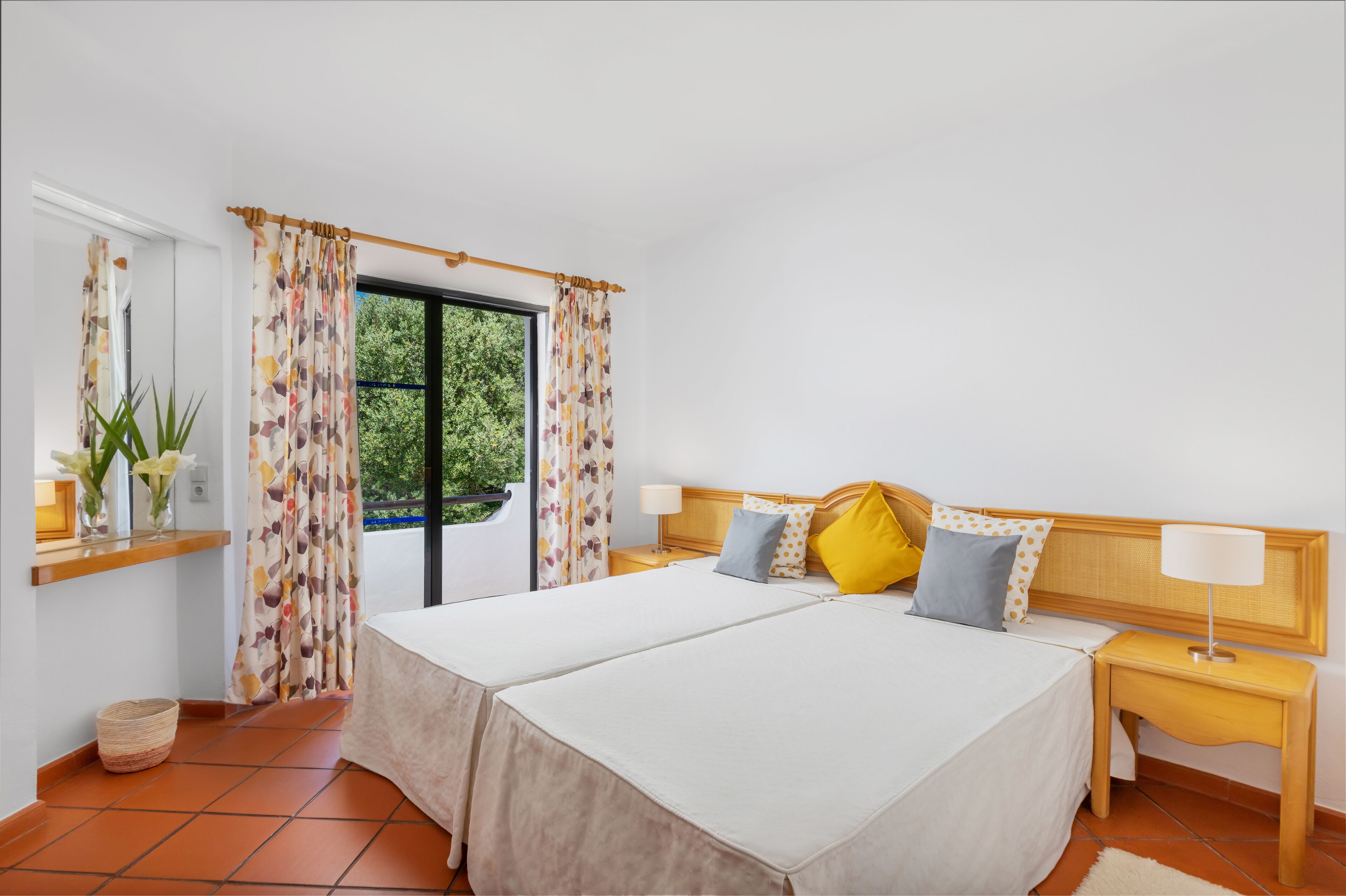Iron/ironing board, bed sheets