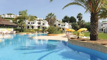 4 outdoor pools, pool umbrellas, pool loungers