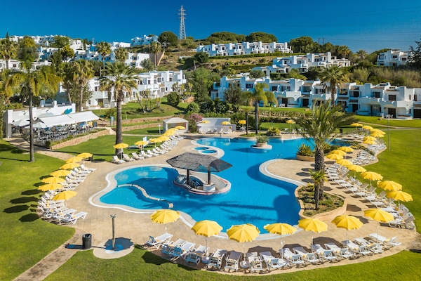 4 piscine all'aperto, ombrelloni da piscina, lettini