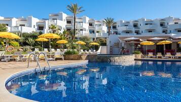 4 Außenpools, Sonnenschirme, Liegestühle