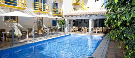 Piscina all'aperto, ombrelloni da piscina, lettini