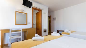 Familien-Vierbettzimmer, Balkon | Schreibtisch, laptopgeeigneter Arbeitsplatz, kostenloses WLAN