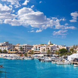 Beach nearby, white sand, motor boating