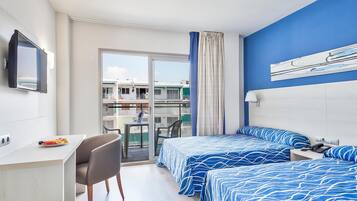 Een minibar, een kluis op de kamer, een bureau, gratis wifi