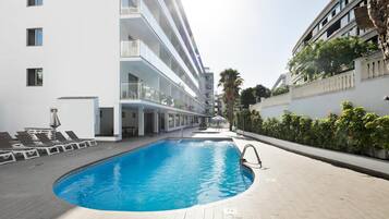 Outdoor pool, pool umbrellas, sun loungers