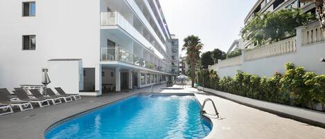 Piscine extérieure, parasols de plage, chaises longues