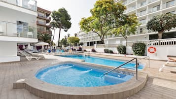 Piscine extérieure, parasols de plage, chaises longues