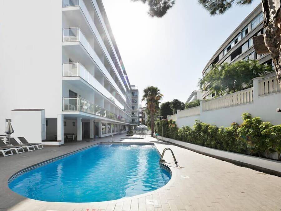 Piscina externa, guarda-sóis, espreguiçadeiras