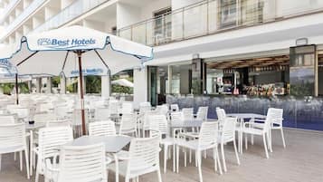 Petit déjeuner et dîner servis sur place