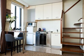 Kühlschrank, Mikrowelle, Herdplatte, Wasserkocher mit Kaffee-/Teezubehör