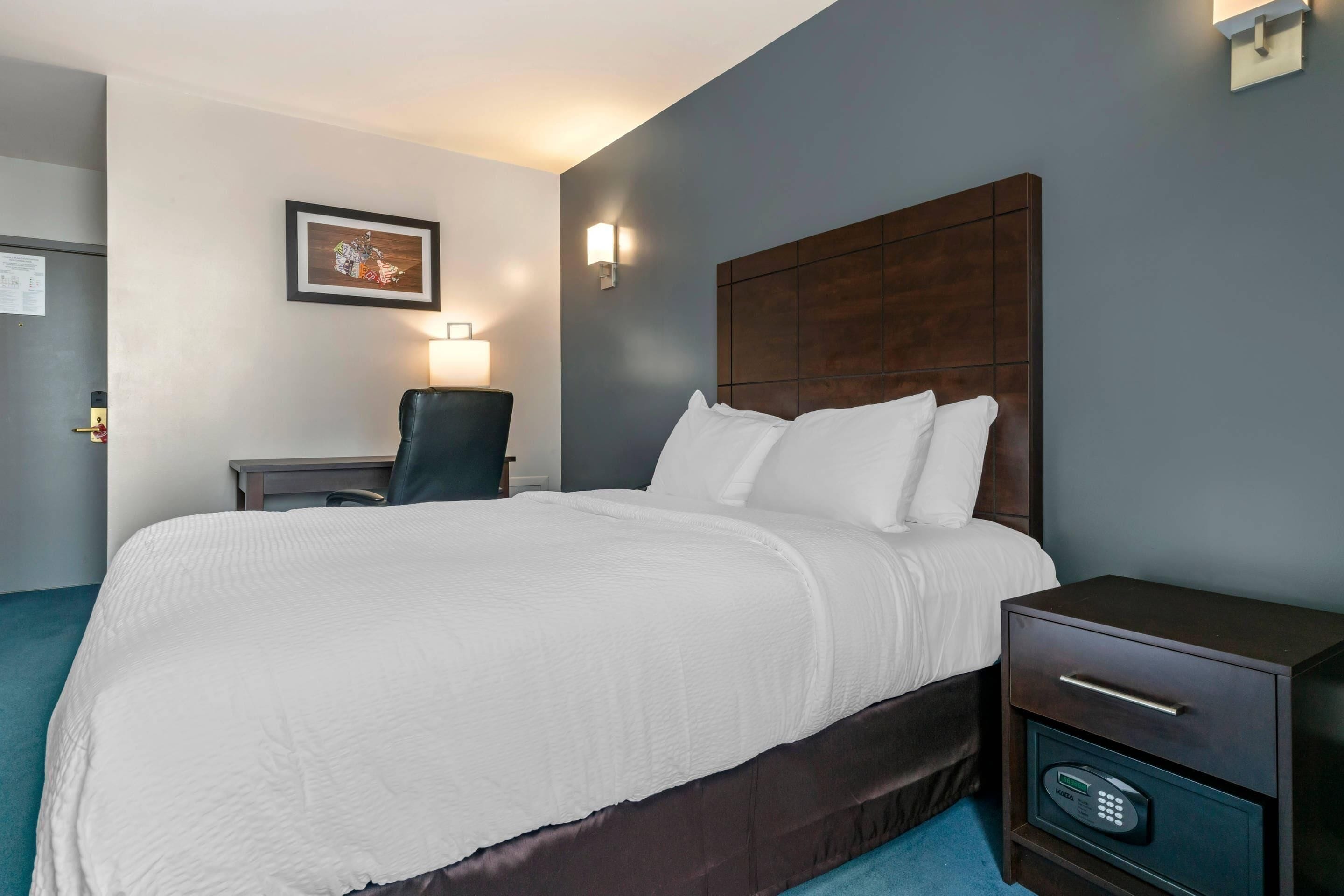 Standard Room, 1 Queen Bed, Non Smoking | Premium bedding, down comforters, Select Comfort beds, desk