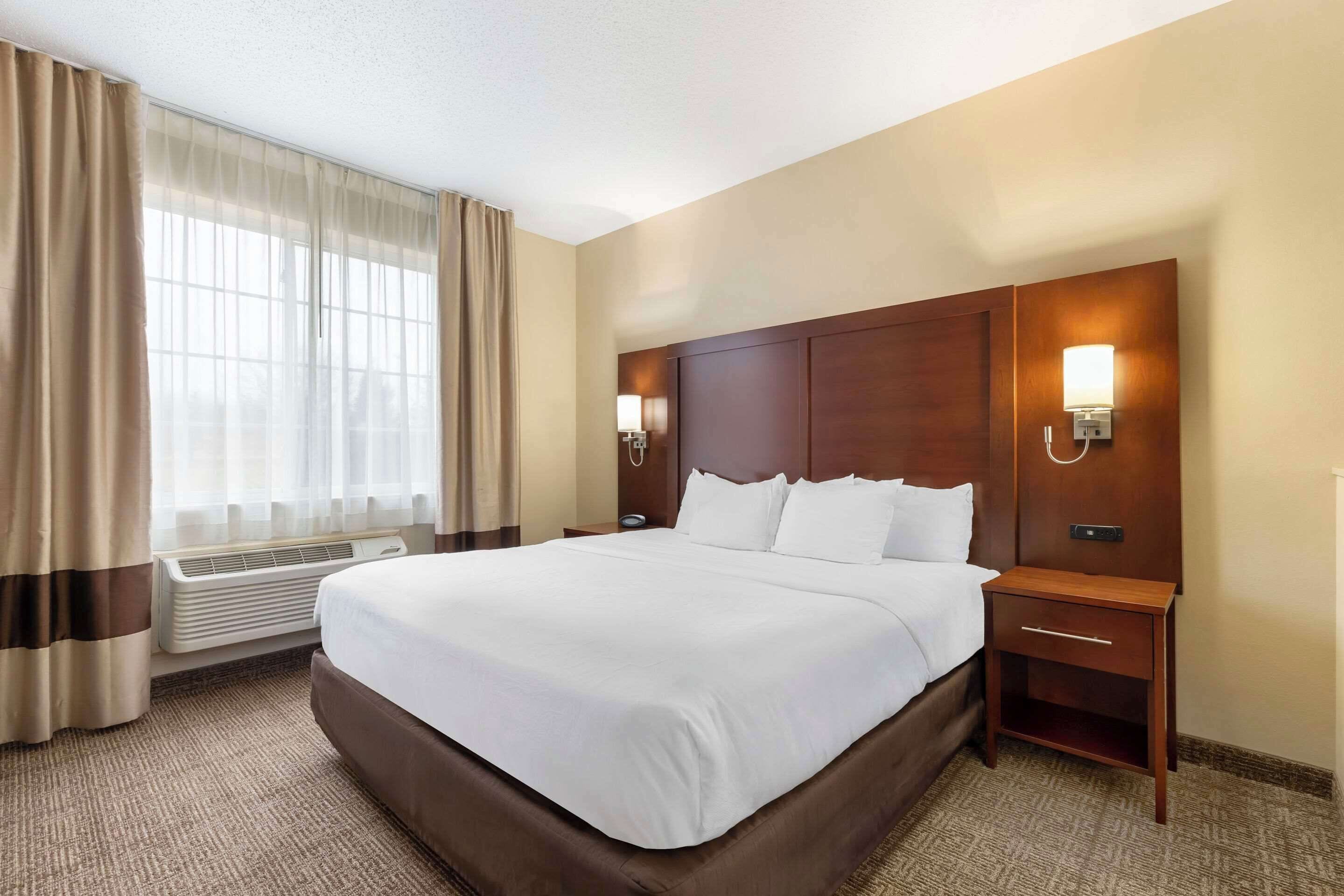 suite, accessible, non smoking | in-room safe, desk, laptop workspace, blackout curtains