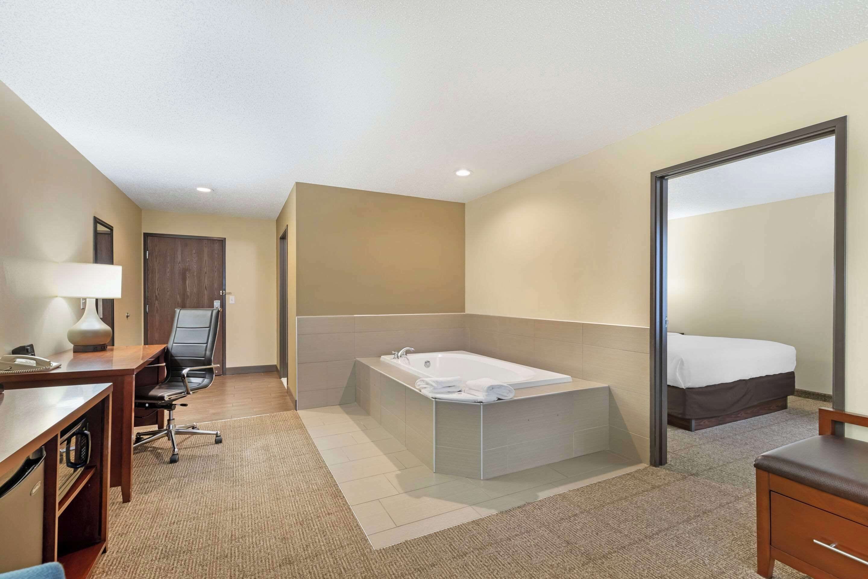 セーフティボックス (室内)、デスク、ノートパソコン用作業スペース、遮光カーテン