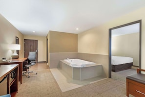 客房內保險箱、書桌、筆電工作空間、遮光布/窗簾