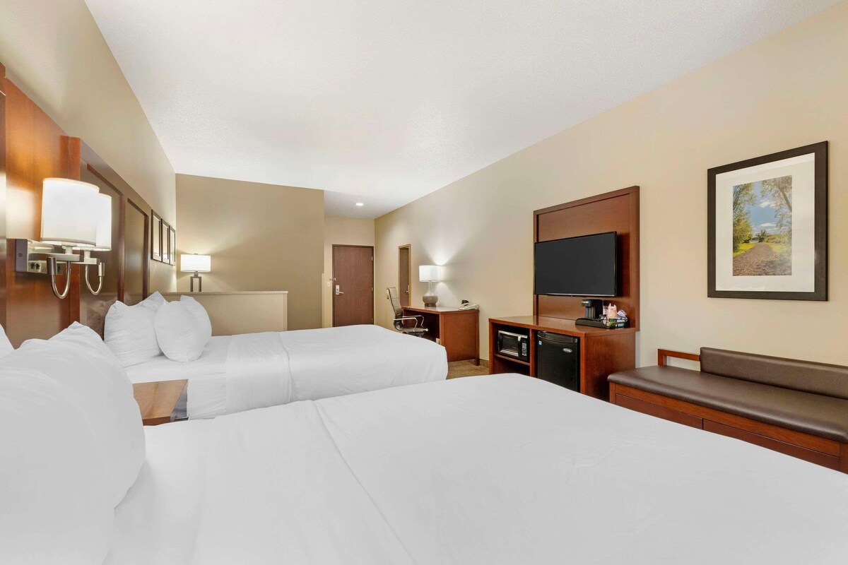 In-room safe, desk, laptop workspace, blackout drapes