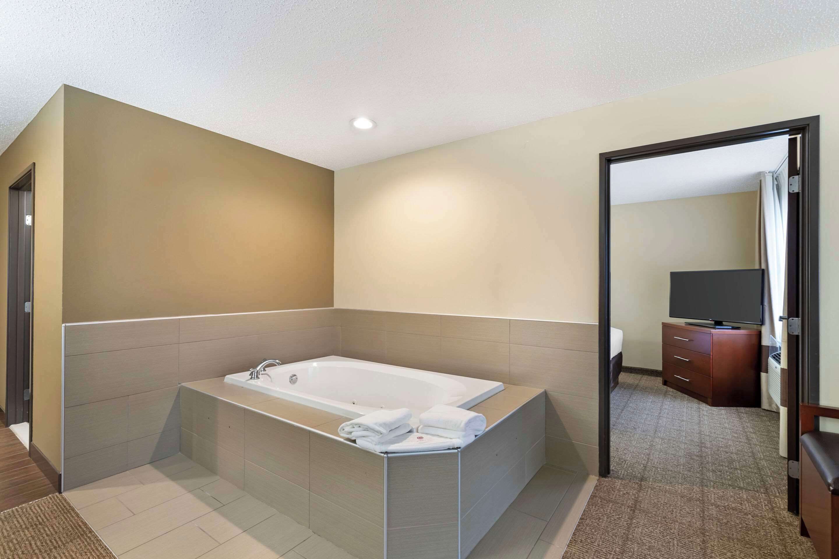 in-room safe, desk, laptop workspace, blackout curtains