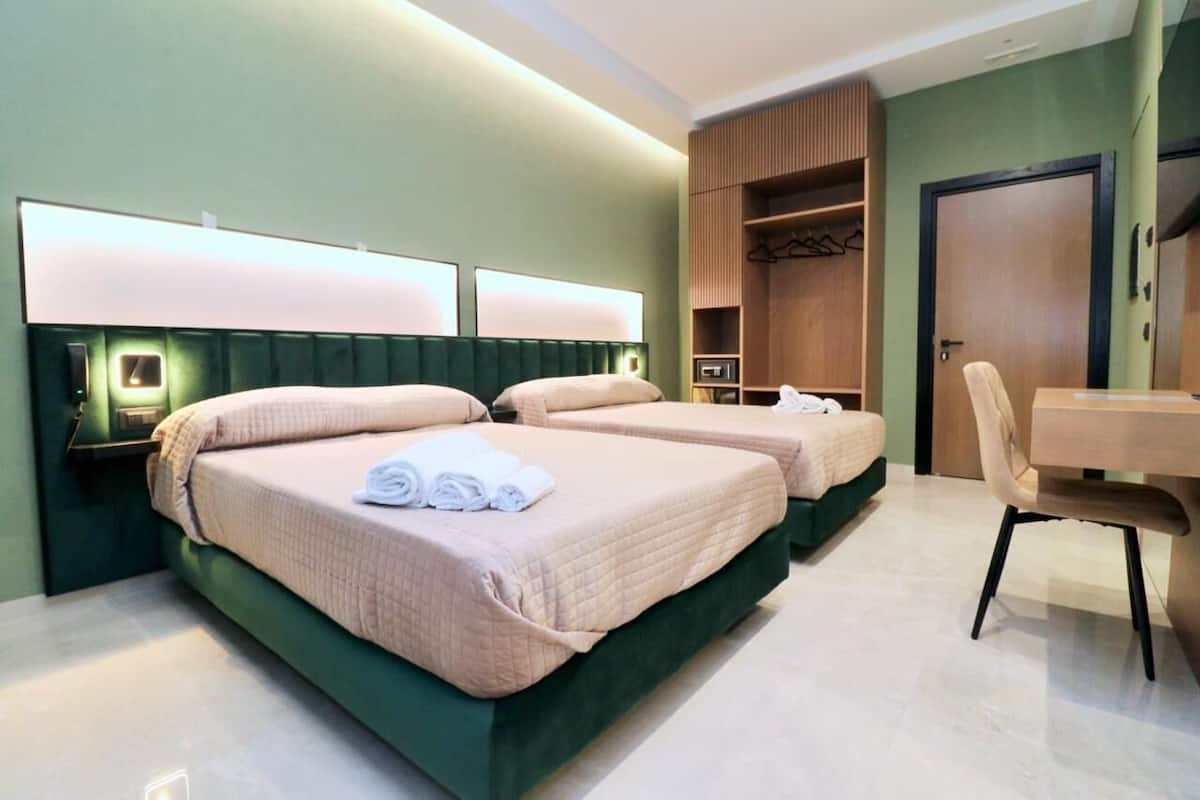 Familjerum för fyra | Värdeförvaringsskåp på rummet, skrivbord, gratis wi-fi och sängkläder