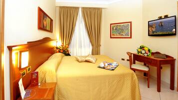 Tallelokero huoneessa, työpöytä, ilmainen Wi-Fi, vuodevaatteet