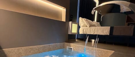 普通開放式套房 | 房內夾萬、書桌、免費 Wi-Fi、床單