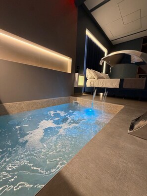 A modern bathroom with a heated floor, a bathtub, and a shower area. - Buono Hotel (Naples)