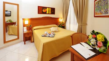 VÀrdeförvaringsskÄp pÄ rummet, skrivbord, gratis wi-fi och sÀngklÀder