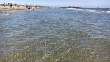 Privatstrand in der Nähe, Liegestühle, Sonnenschirme